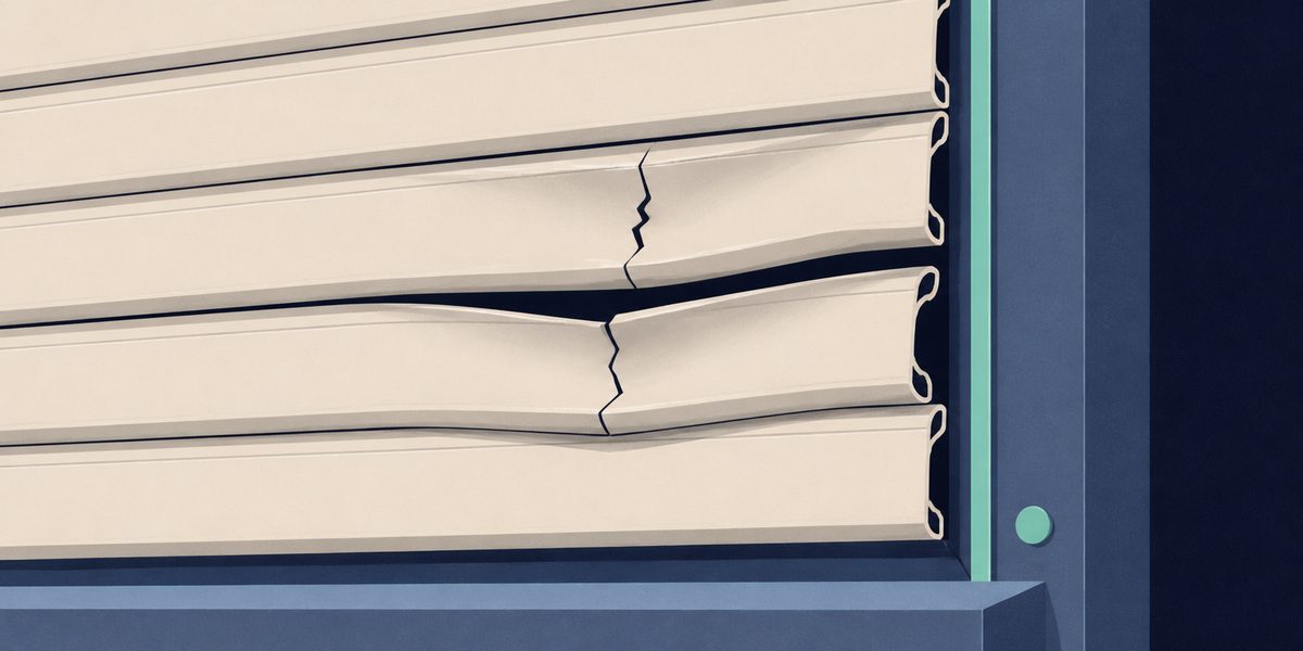 Illustration rapprochée d'un tablier de volet roulant dont deux lames sont fendues et déformées.
